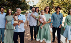 Hepsi bir araya geldi, barış mesajı verdi: Ünlü aileden yeni yıl pozu