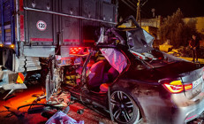 Korkunç kaza Otomobil kamyona arkadan çarptı: 1 ölü, 2 yaralı