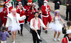 Kentte yeni yıl coşkusu: Festivalde gerçekleşen yürüyüşte renkli görüntüler