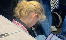 İstese babası helikopter bile tutar... Ona kıyamayıp Gonca gül dediler... Yerlere oturup yolculuk etti