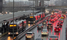 İstanbul haftaya yağmurla başladı, trafik kilit