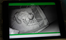 Bebeğini yatağına koydu ve kameradan bir parlama fark etti... Sonra ise küçük kızı gözünü kaybetti