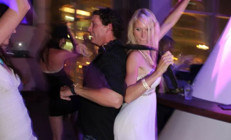 Onca para mutluluk satın almaya yetmedi... Kocasını öldürsün diye kiralık katil bile tutmuştu... Sosyete güzelinin hazin sonu