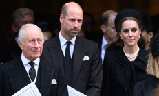 Ömrünce o tahtın hayalini kurmuştu... Hemen inatçı oğluna bırakmak istemiyor... Daha ölmeden toprağa gömmeyin beni