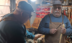 Emekli öğretmen sokak sokak gezerek topluyor Evinin bahçesinde üretiyor: Bu iş beni yeniden hayata bağladı