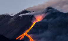  Lavlar 425 metre yüksekliğe ulaştı