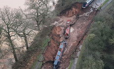 İngilterede dev obruk onlarca tekneyi yuttu