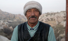 Çocuk yaşta taşındığı belde kaderini değiştirdi: Ortaokul mezunu adam 9 dil biliyor ve memleketinin tanıtımına katkı sağlıyor