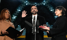 New Yorkun yeni Belediye Başkanı Zohran Mamdani, Kur’an-ı Kerim üzerine el basarak göreve başladı