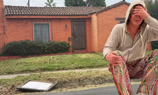 Kendisi gibi yıkık dökük bir evin bile kirasını ödeyemez hale geldi... Ünlü oyuncunun son umudu da yıkıldı... Kaderde bu yaşta evsiz kalmak da varmış