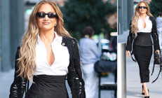 Bu yaşında açık saçık giyiniyor diyenlere ağır cevap: Böyle vücudunuz olsa siz de çıplak gezerdiniz