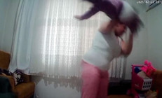 Baba şüphelenip kamera yerleştirmiş Acımasız anne bebeğine böyle şiddet uyguladı