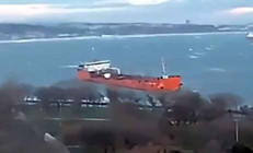 İstanbulda tanker lodosun etkisiyle sahile sürüklendi