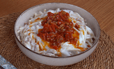 Köz biberli erişte salatası tarifi (Videolu)