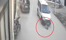 Yola fırlayan 2 yaşındaki çocuk, aracın altında kaldı