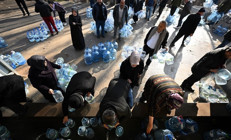 Başkentteki kesintiler nedeniyle vatandaşlar çeşmelerden su dolduruyor