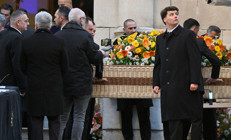 Hasırla süslenmiş bir tabut, üzerinde güneş rengi çiçekler: Ünlü oyuncu son yolculuğuna böyle uğurlandı