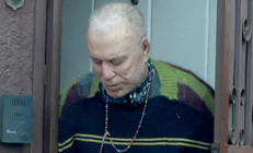 Şöhret kuyusunun karanlığı onu da yuttu... Hem parası gitti hem yakışıklılığı... Alay etmesinler diye peruk takıyormuş