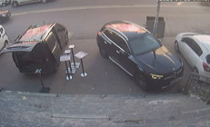 Fren ile gazı karıştırınca olanlar oldu: Park halindeki otomobile çarpıp merdivene çıktı