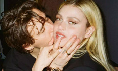 Güzelliği kadar serveti de çekici gelmiş... Karısının yanında yoksul kaldı, vicdanına sığındı