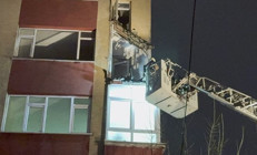 İstanbulda 6 katlı binanın 2 balkonunda çökme meydana geldi