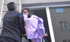 Erzurumda ağlayan bebek alarmı Ekipler şaşkına döndü: Evde tek başına buldular