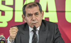 Galatasaray Başkanı Dursun Özbekten yağmurluk ve transfer açıklaması: Özür diliyorum