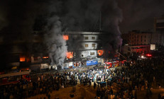 Pakistanda bir AVM alevler içinde kaldı: 6 ölü