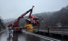 Zonguldakta korkutan kaza Alkollü sürücünün kullandığı TIR uçuruma devrildi