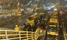 İstanbulda kar gece boyu devam etti Araçlar kaydı, sokaklar piste döndü