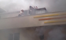 İstanbulda 5 katlı binadaki yangında can pazarı: 8i çocuk 12 kişi kurtarıldı