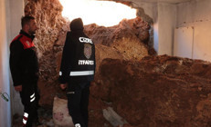 Heyelan dehşeti Dev kayalar evin üzerine düştü... 5 kişilik aile saniyelerle kurtuldu