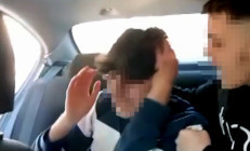 Görüntüler dehşete düşürdü Lise öğrencisini alıkoyup takside darbettiler