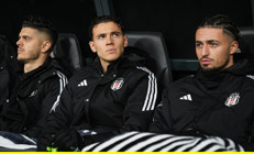 Beşiktaşta Asllani ilk maçında kırmızı kart gördü