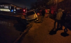 Sarıyerde otomobil mendirekte asılı kaldı