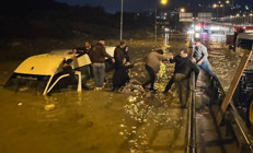 Aydın’da faciadan dönüldü Suya gömülen minibüsteki 20 yolcu kurtarıldı