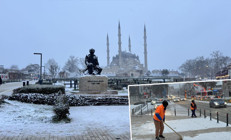 Beklenen kar yağışı başladı: Cadde ve sokaklar beyaza büründü