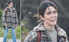 Hem kocasının hem kendisinin milyonları var... 20 yıldır aynı yamalı pantolonu giyiyorum... Ayakkabılarımın tabanını üç yılda bir yenilerim