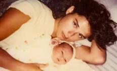 Üç seferinde de lohusa yatağından kalkıp sete koşmuştu... Güzel kızım, artık kollarıma sığmaz oldun... Ne iyi ettim de doğurdum seni