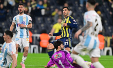 Fenerbahçe, Erzurumspor karşısında ikinci yarıda geri döndü