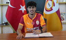 Transferin bitimine saatler kala Galatasaray formasını giydi, imzayı attı
