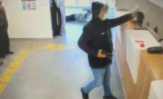 Fatihte banka soydu, birine çarptı, paraları düşürdü Soygun anları kamerada...