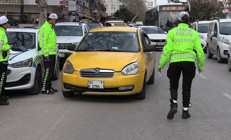 Yayalara yol vermediği için ceza kesildi | Taksi şoföründen bir garip çıkış