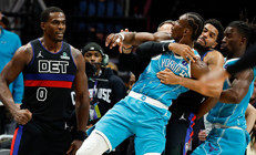 NBA maçında kavga çıktı: Yumruklar havada uçuştu