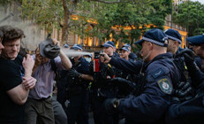 Avustralyada namaz kılan Filistin destekçilerine sert müdahale