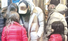 Kızlarıyla görüntülenince sinirlendi: Çekmeyin, istemiyorum