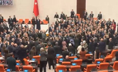 Mecliste gerginlik Akın Gürlek ve Mustafa Çiftçinin yemin töreni öncesi yumruklu kavga