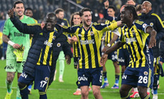 Devler bir bir yıkıldı, Fenerbahçe dimdik ayakta