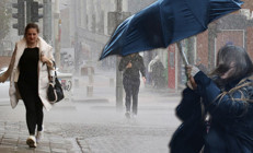 Çok kuvvetli sağanak ve fırtına geliyor: 49 ilde sarı kodlu alarm | Caddeler göle döndü, dereler taştı, okullar tatil edildi