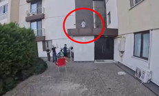 Sipariş getiren kurye mahsur kalan çocuğu kurtardı